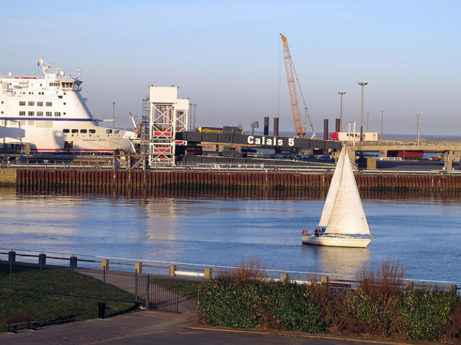 Promy do Anglii: Port Calais zbliża się do rekordu przepustowości