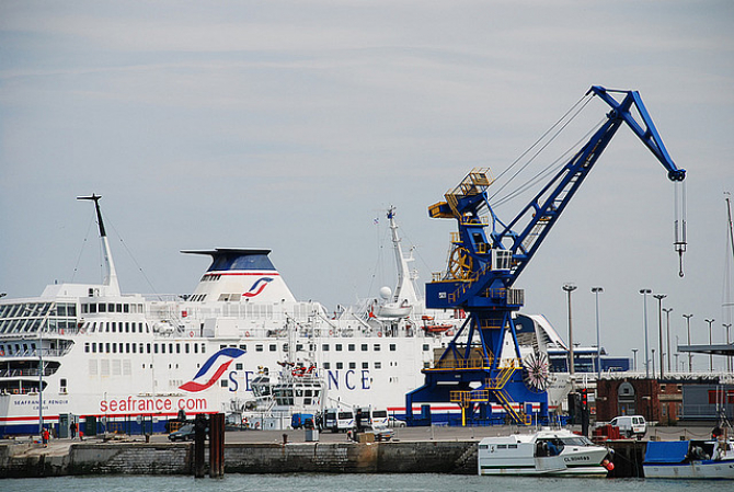 Port Calais grozi działaniami prawnymi