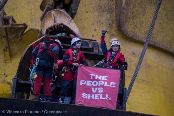 Ekologia: Aktywiści Greenpeace na platformie wiertniczej Shell