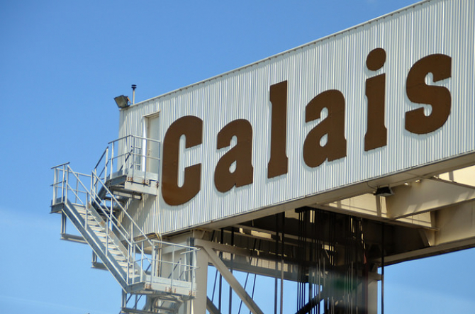 Brytyjscy spedytorzy unikają przepraw przez Calais