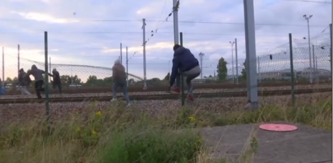 Imigranci szturmują Eurotunnel, czyli ludzki dramat w Calais