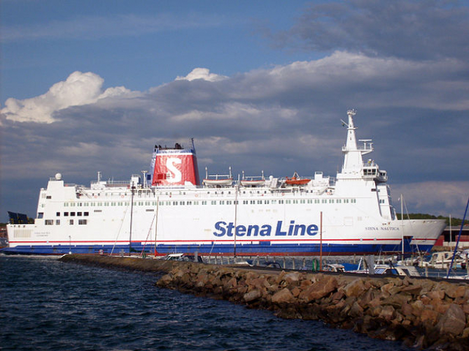 Statek do instalacji wiatrowych uderzył w prom Stena Nautica