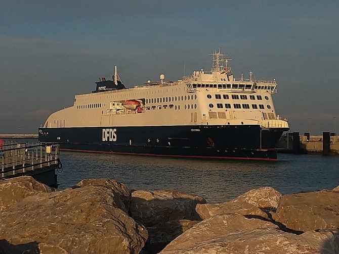 1024px-Côte_dOpale_arriving_in_Calais_new_harbour.jpg